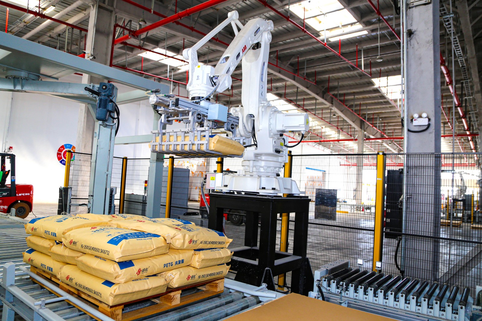 盛虹石化產(chǎn)業(yè)集團(tuán) 從能源巨頭到縫紉日用品批發(fā)的跨界延伸